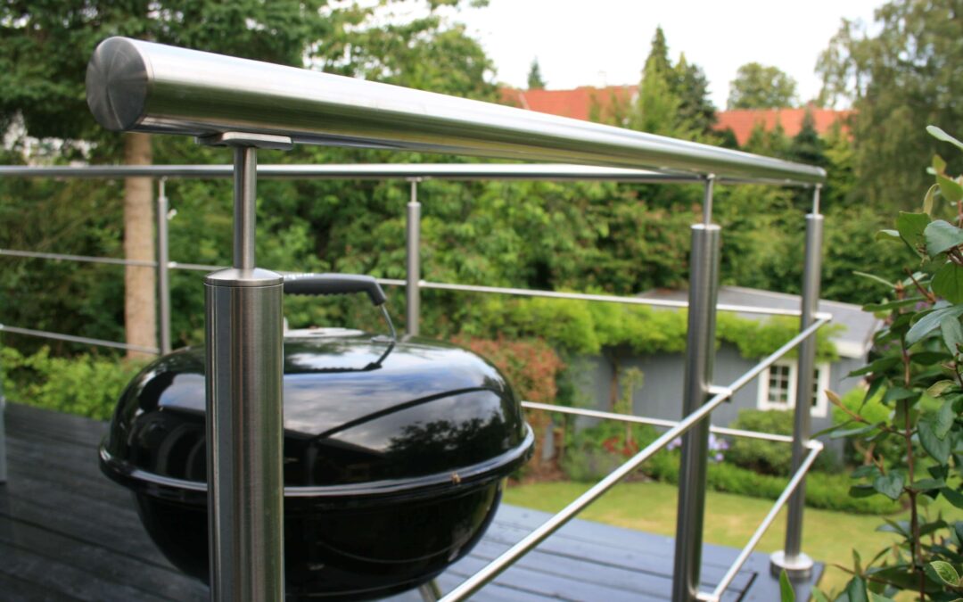 Topmonteret rustfrit gelænder med medløbere, på udendørs terrasse med håndliste